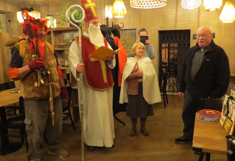 Der Nikolaus ist erstaunt über die Stimmgewalt - Bild: Martin Häupler